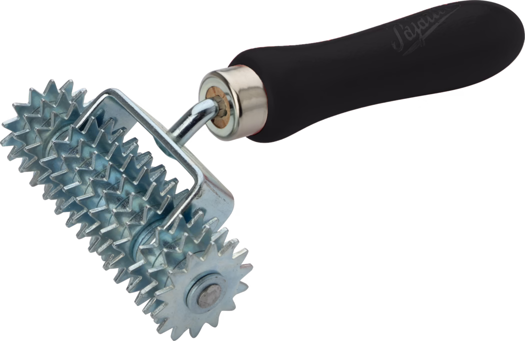 Close-up of a metal spiked roller tool with multiple interlocking star-shaped wheels and a black ergonomic handle. The galvanized steel rollers feature sharp, evenly spaced teeth on several small wheels that rotate on an axle; they are mounted in a sturdy chrome frame connected to a curved metal shaft and a cushioned black plastic handle. Photographed on a white background, the tool is used for pressing seams, roughening surfaces, creating texture or improving adhesion in flooring, wallpapering, leatherwork and craft applications.